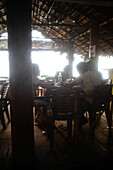 Gruppe von Menschen in einem Restaurant, Ahangama, Sri Lanka