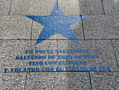 Ein Sternenpfad mit Sätzen aus dem Film Estrella Azul" über das Leben des lokalen Musikers Mauricio Aznar bedeckt den Paseo Independencia in Zaragoza, Wochen vor der Premiere".