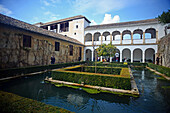 Die Gärten des Generalife in der Alhambra, einer Palast- und Festungsanlage in Granada, Andalusien, Spanien