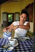 Junge attraktive Frau beim Frühstück im The Dutch House Hotel, Galle, Sri Lanka