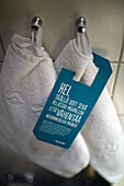 Schild in finnischer Sprache mit der Bitte um einen nachhaltigen Umgang mit Wasser und Handtüchern