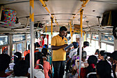 Menschen in einem öffentlichen Bus in Sri Lanka