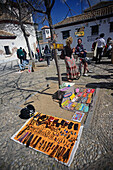 MIrador de San Nicolas (Aussichtspunkt San Nicolas) im Albaicin-Viertel, dem alten maurischen Viertel auf der anderen Seite des Flusses Darro gegenüber der Alhambra