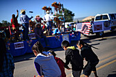 Kinder warten und fangen Süßigkeiten während der morgendlichen Parade auf der Navajo Nation Fair, einer weltbekannten Veranstaltung, die die Landwirtschaft, die Kunst und das Kunsthandwerk der Navajo vorstellt und durch kulturelle Unterhaltung das Erbe der Navajo fördert und bewahrt. Window Rock, Arizona