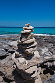 Steinskulptur am Strand von Llevant, auf Formentera, Balearen, Spanien