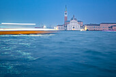 Langzeitbelichtungsaufnahme der Kirche San Giorgio Maggiore in Venedig mit Lichtspuren