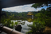 Der Kinkaku-ji, offiziell Rokuon-ji genannt, ist ein buddhistischer Zen-Tempel in Kyoto, Japan