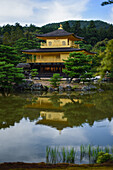 Der Kinkaku-ji, offiziell Rokuon-ji genannt, ist ein buddhistischer Zen-Tempel in Kyoto, Japan