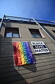 Black lives matter-Schild und Schwulenflagge auf einem Gebäude. San Francisco, Kalifornien