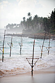 Leere Fischerstelzen an der Küste von Ahangama, Sri Lanka