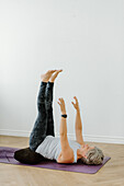 Frau übt Yoga zu Hause
