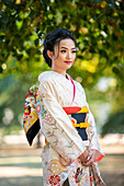 Frau im Kimono im Park stehend