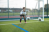 UK, Fußballtorfrau (12-13) verteidigt das Tor