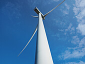 Niedriger Blickwinkel auf Windturbine