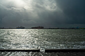 Niederlande, Zuid-Holland, Hoek van Holland, Sturm über dem Hafen von Rotterdam