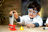 UK, Junge (4-5) macht wissenschaftliche Experimente zu Hause