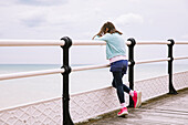 Girl (4-5)Êleaning on pier