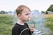 Junge (18-23 Monate) isst Marshmallow