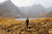 Kanada, Yukon, Whitehorse, Frau beim Wandern in einer Berglandschaft