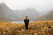 Kanada, Yukon, Whitehorse, Porträt einer Frau in einer Berglandschaft