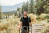 Kanada, Yukon, Whitehorse, Porträt eines lächelnden Mannes beim Wandern in der Landschaft