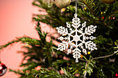 Detail von Weihnachtsschmuck am Baum