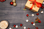 Weihnachtsschmuck und Geschenkkarton