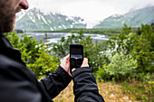 USA, Alaska, Nahaufnahme eines Wanderers beim Fotografieren der Landschaft im Denali-Nationalpark