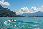 Österreich, St. Gilgen, Motorboot auf dem Wolfgangsee