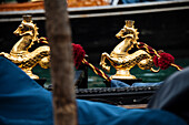 Italien, Venedig, Nahaufnahme einer Gondel mit goldenen Verzierungen