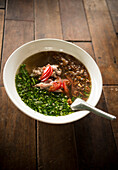Laos, Vang Vieng, Traditionelle Suppe auf einem Tisch in einem Restaurant