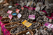 Bolivien, La Paz, Amulette an einem Stand auf dem Hercardo de Hechiceria (Hexenmarkt)