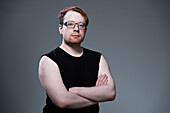 Studioporträt eines Mannes mit Brille und leerem ärmellosen Oberteil
