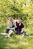 Österreich, Wien, Lächelndes junges Paar flirtet im Park