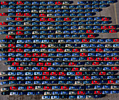 UK, Avon, Bristol Docks, Blick von oben auf Reihen von roten und blauen Autos