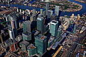 UK, London, Canary Wharf, Luftaufnahme von Wolkenkratzern im Geschäftsviertel