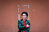 Italien, Toskana, Pistoia, Porträt einer Frau im Metallic-Blazer
