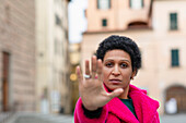 Italien, Toskana, Pistoia, Frau macht Stopp-Geste