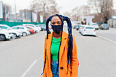 Italien, Mailand, Porträt einer modischen Frau mit Gesichtsmaske auf der Straße