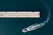 Kroatien, Istrien, Rovinj, Luftaufnahme eines Docks und eines Motorboots