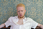 Deutschland, Köln, Porträt eines Albino-Mannes im weißen Hemd