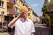 Deutschland, Köln, Albinomann im weißen Hemd auf der Straße
