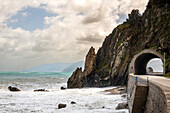 Meer und Küstenstraße mit Tunnel, Sizilien, Italien