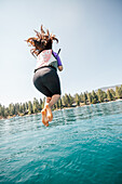 Frau springt in den See
