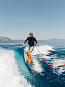 Mann beim Wakeboarden auf dem See