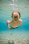 Porträt eines Jungen (8-9), der unter Wasser schwimmt