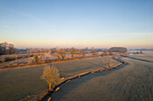 Niederlande, Gelderland, Überschwemmungsgebiete und Kanal an einem kalten Morgen