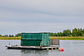 Kleines schwimmendes Bootshaus auf dem See