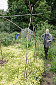 Älterer Mann in seinem Garten