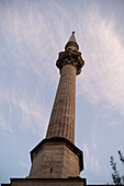 Türkei, Istambul, Blick von unten auf das Minarett